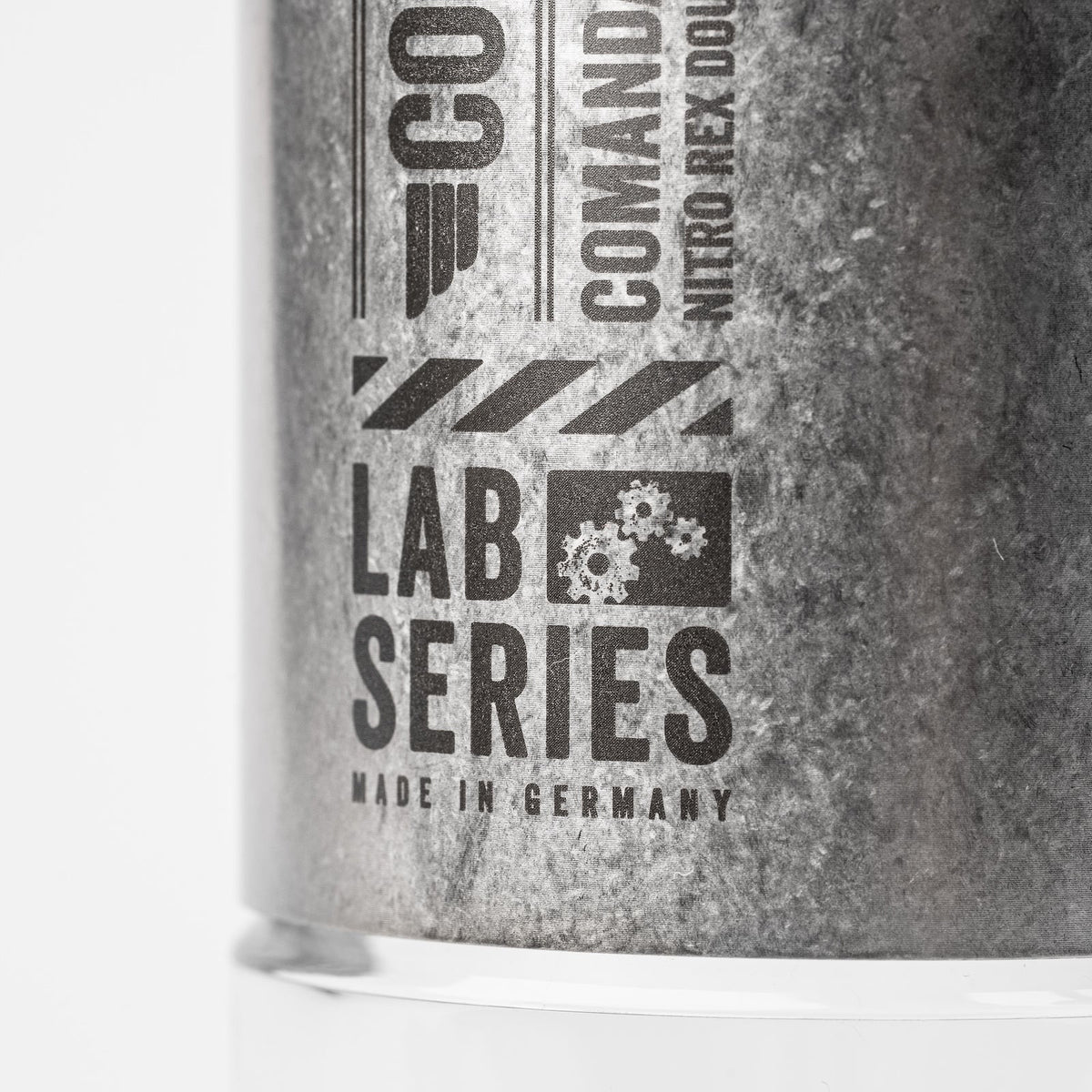 Close-up of the COMANDANTE C40 LAB SERIES branding highlighting innovative grinding technology.